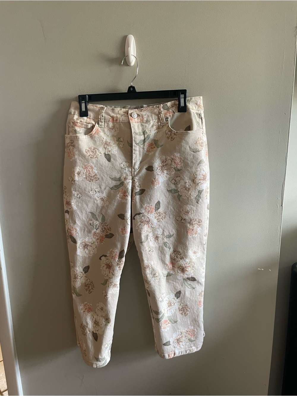 Gloria Vanderbilt floral denim capris sz 10